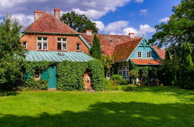Dwór Wybickich Sikorzyno muzeum herbaciarnia labirynt