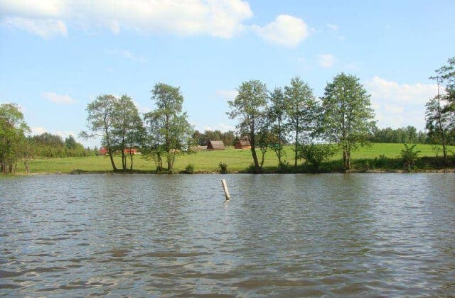 Domki Pod Strzechą nad jeziorem na Kociewiu, w Borach Tucholskich, pry
